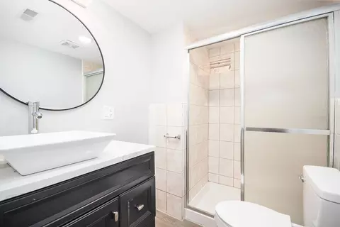 Bath - 8011 S Artesian Ave, Chicago, IL 60652 photo 3 of 3