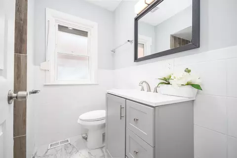Bath - 8011 S Artesian Ave, Chicago, IL 60652 photo 1 of 3