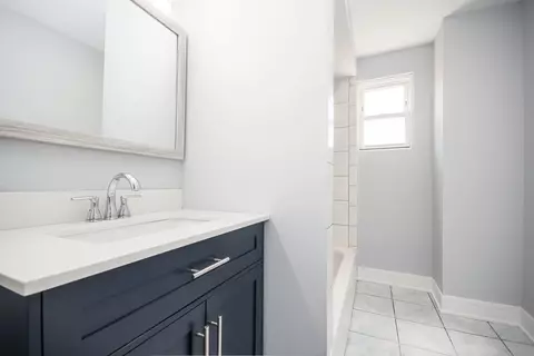 Bath - 8011 S Artesian Ave, Chicago, IL 60652 photo 2 of 3