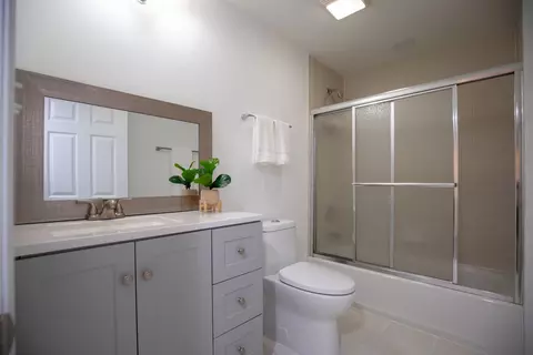 Bath - 2820 Central Rd, Glenview, IL 60025 photo 5 of 5