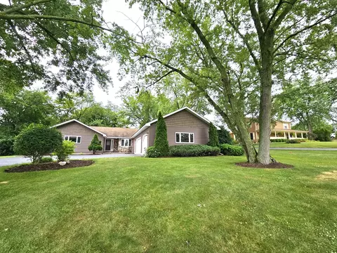 9 N663 Santa Fe Trl, Elgin, IL 60124