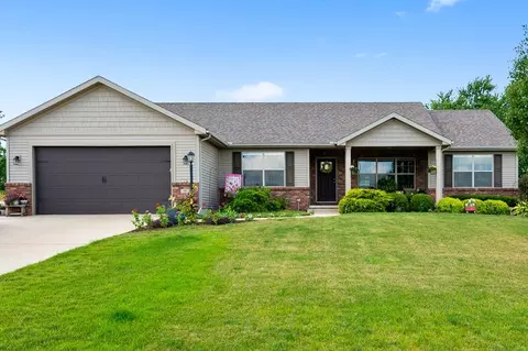 20 Boulder Dr, Carlock, IL 61725