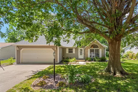 615 Bellerieve Dr, Champaign, IL 61822