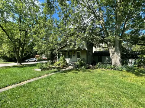 609 Harwood Ct, Champaign, IL 61820