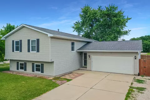 2702 Rocksbury Dr, Bloomington, IL 61705