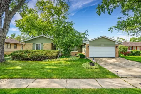 610 Walnut Ln, Elk Grove Village, IL 60007