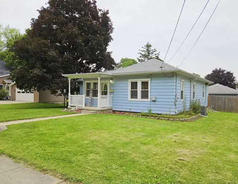 104 Maple Ave, Morrison, IL 61270 photo 2