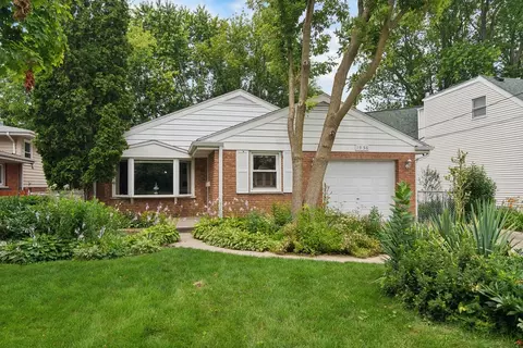 1956 Beverly Pl, Highland Park, IL 60035