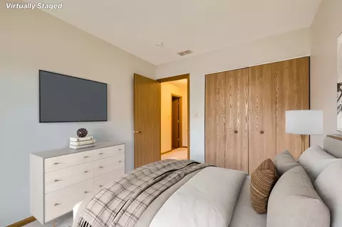 Bedroom - 4548 Opal Dr, Hoffman Estates, IL 60192 photo 3 of 12