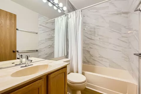 Bath - 4548 Opal Dr, Hoffman Estates, IL 60192 photo 2 of 2