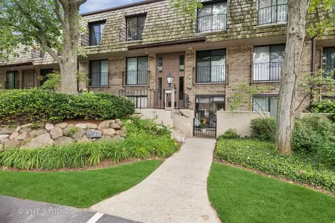 1714 Northfield Sq #E, Northfield, IL 60093