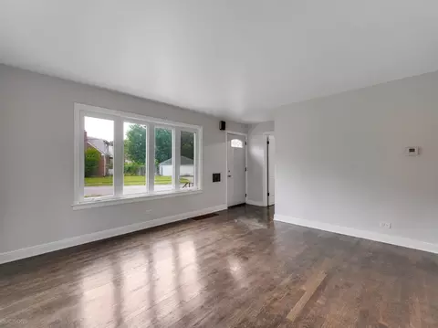Living - 256 E 141st Pl, Dolton, IL 60419 photo 2 of 3