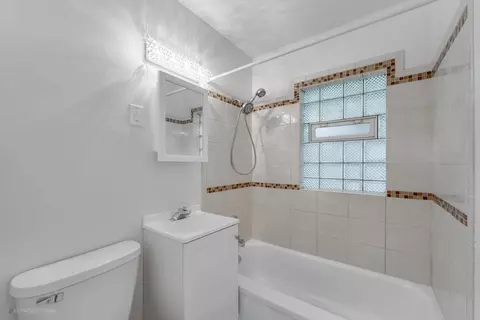 Bath - 256 E 141st Pl, Dolton, IL 60419 photo 1 of 1
