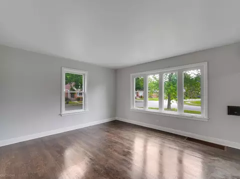 Living - 256 E 141st Pl, Dolton, IL 60419 photo 1 of 3