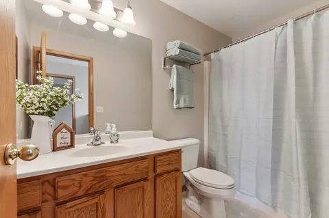 Bath - 2364 Shiloh Dr, Aurora, IL 60503 photo 3 of 3