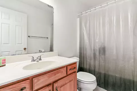Bath - 809 Erin Dr, Champaign, IL 61822 photo 1 of 2