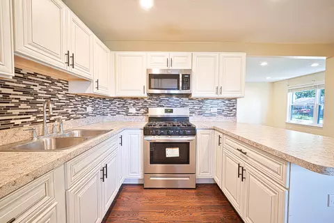 Kitchen - 1189 N Chicago Ave, Kankakee, IL 60901 photo 4 of 7
