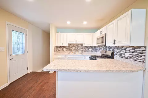 Kitchen - 1189 N Chicago Ave, Kankakee, IL 60901 photo 2 of 7