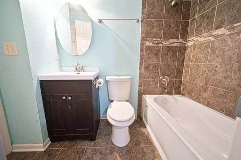 Bath - 1189 N Chicago Ave, Kankakee, IL 60901 photo 1 of 2
