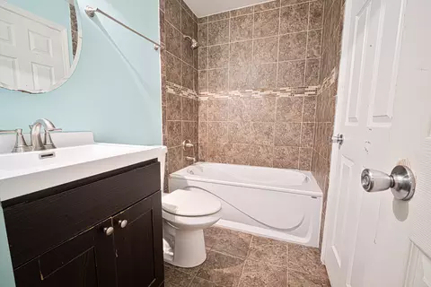 Bath - 1189 N Chicago Ave, Kankakee, IL 60901 photo 2 of 2