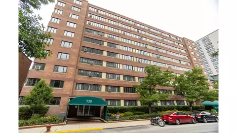 708 W Bittersweet Pl #601, Chicago, IL 60613