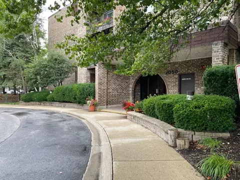 2050 Valencia Dr #206C, Northbrook, IL 60062