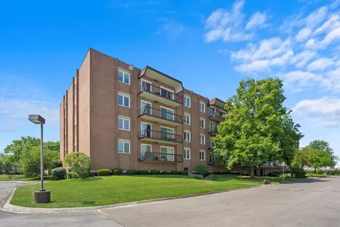 8101 W Courte Dr #209, Niles, IL 60714