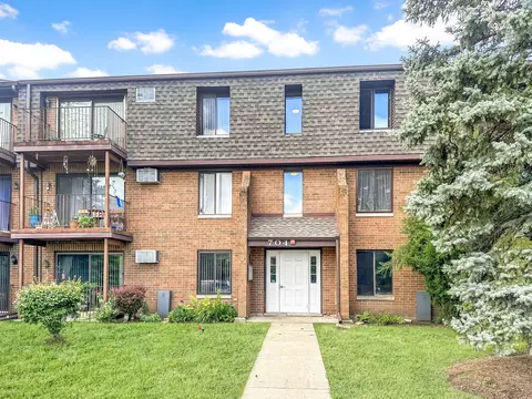 704 N Briar Hill Ln #2, Addison, IL 60101