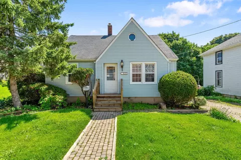 325 Putnam Ave, Woodstock, IL 60098