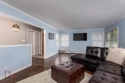 Living - 716 Arch St, Ottawa, IL 61350 photo 2 of 3