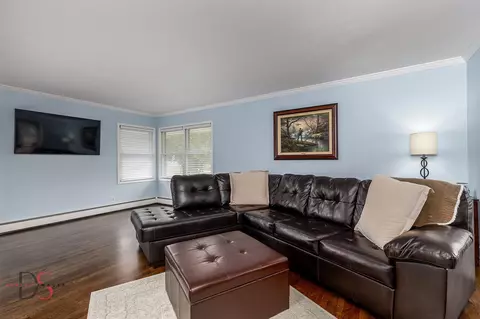 Living - 716 Arch St, Ottawa, IL 61350 photo 1 of 3