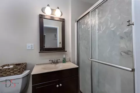 Bath - 716 Arch St, Ottawa, IL 61350 photo 2 of 2