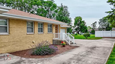 Exterior - 716 Arch St, Ottawa, IL 61350 photo 3 of 6