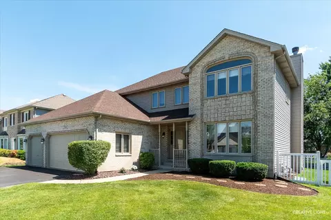 2708 Fairhauser Rd, Naperville, IL 60564