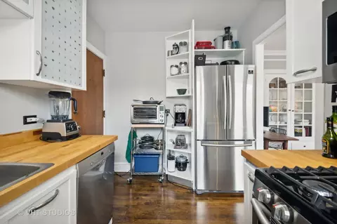 Kitchen - 146 Clyde Ave #3W, Evanston, IL 60202 photo 3 of 4