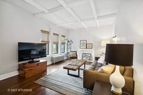 Living - 146 Clyde Ave #3W, Evanston, IL 60202 photo 2 of 3