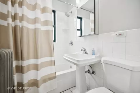 Bath - 146 Clyde Ave #3W, Evanston, IL 60202 photo 2 of 2