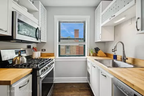 Kitchen - 146 Clyde Ave #3W, Evanston, IL 60202 photo 2 of 4