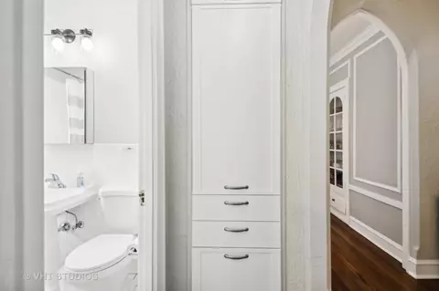 Bath - 146 Clyde Ave #3W, Evanston, IL 60202 photo 1 of 2