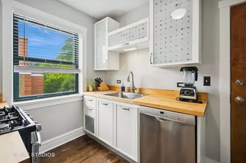 Kitchen - 146 Clyde Ave #3W, Evanston, IL 60202 photo 1 of 4