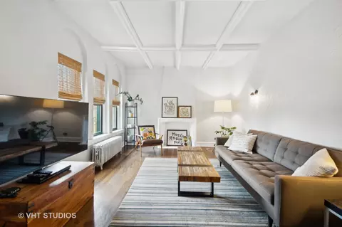 Living - 146 Clyde Ave #3W, Evanston, IL 60202 photo 1 of 3