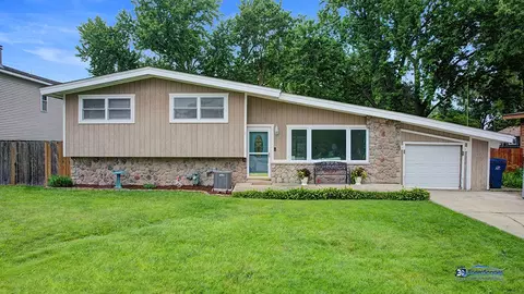 1506 W Pine St, Holiday Hills, IL 60051