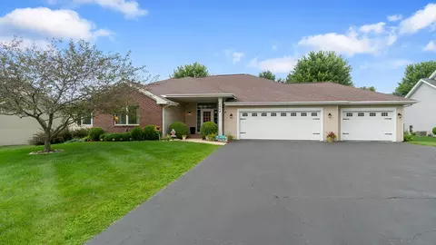 204 Starfire Rd, Poplar Grove, IL 61065