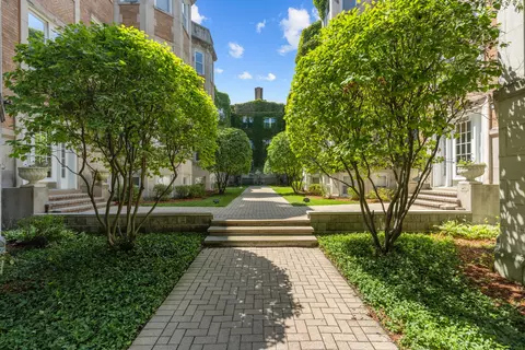 869 W Cornelia Ave #1, Chicago, IL 60657