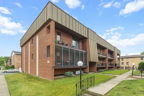 11304 Moraine Dr #D, Palos Hills, IL 60465