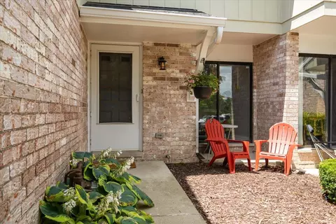1015 Heathrow Ct, Wheaton, IL 60189 photo 3