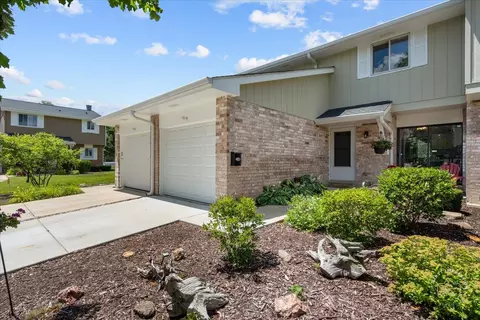 1015 Heathrow Ct, Wheaton, IL 60189 photo 2
