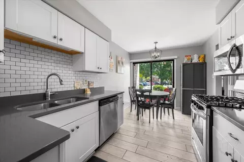 1015 Heathrow Ct, Wheaton, IL 60189 photo 5