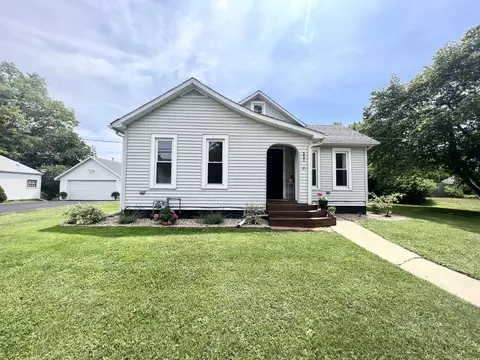 331 S John St, Farmer City, IL 61842