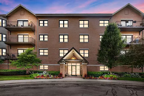 20 Trafalgar Sq #211, Lincolnshire, IL 60069